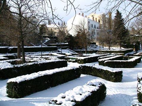 Gradski park prekriven snijegom 
