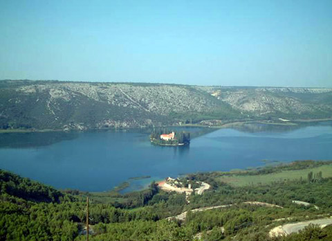 Pogled na otočić Visovac i pristanište za brodove 