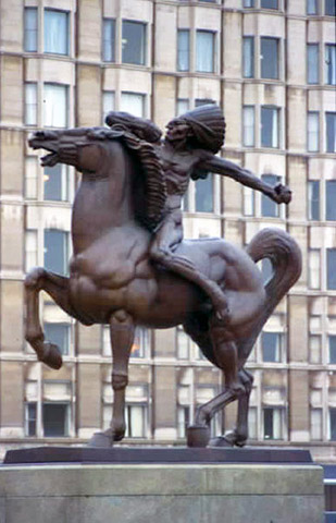 Kopljanik, jedan od kipova Indijanaca koji se nalaze u Central Grant parku u Chicagu, 1928. 