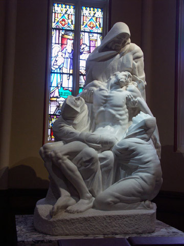 Pieta (Pieta Romana), po uzoru na Michelangelovu Pietu, bazilika Svetog Srca na sveučilištu Notre Dame u South Bendu, Indiana, 1958. 